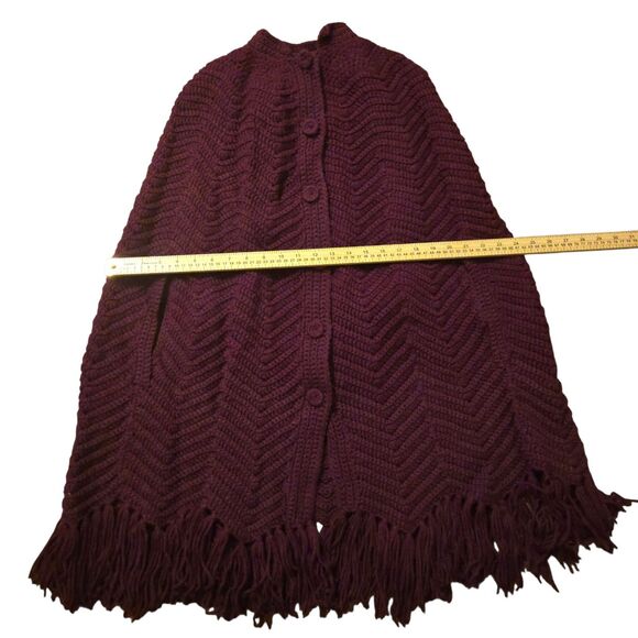 Vintage VTG Hamdmade Crochet Cape Shaw Small Arm Holes Button Up Purple Fringe - Picture 3 of 5